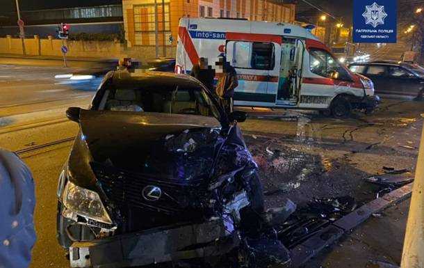 В Одессе "скорая" перевернулась после столкновения с Lexus