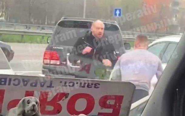 В Киеве водители жестоко подрались посреди дороги