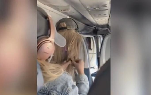 В самолете пассажирка испортила волосы соседки