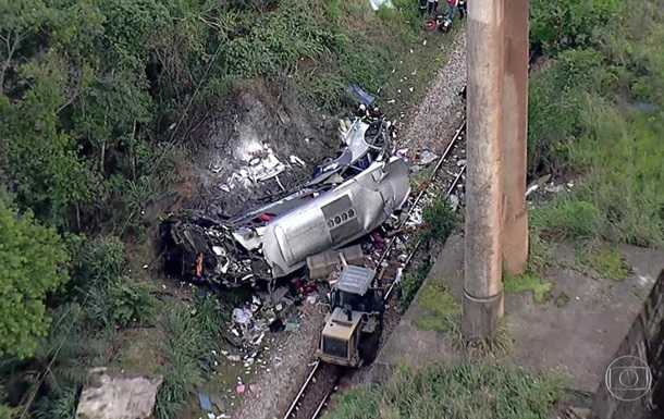 В Бразилии с эстакады упал автобус, 17 погибших