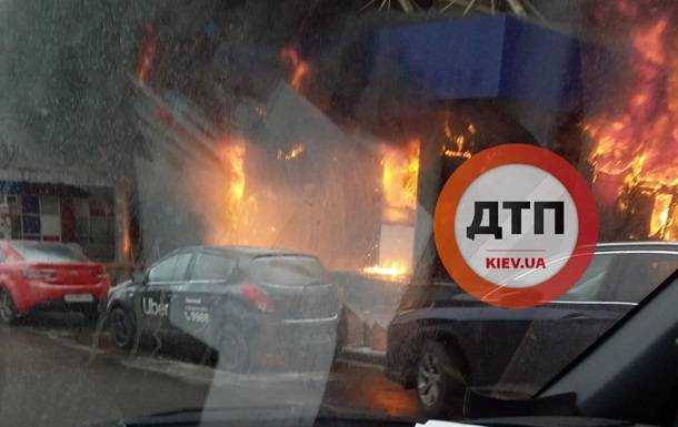 В центре Киева горит вход в гостиницу