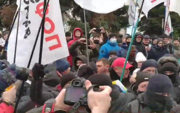 На Майдане столкновения протестующих и силовиков