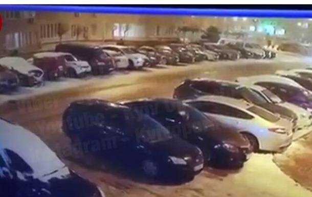 Под Киевом мужчина повредил десяток авто после ссоры з женой
