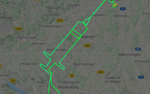 Немецкий пилот "нарисовал" в небе огромный шприц