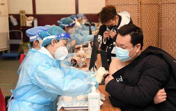 В Китае арестовали 80 человек за распространение поддельной COVID-вакцины