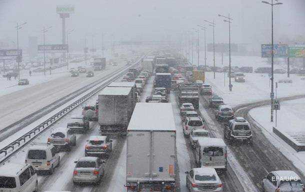 В Киеве образовались пробки из-за снегопада