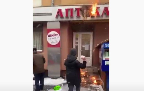 В Івано-Франківську пожежу в аптеці гасили сніжками