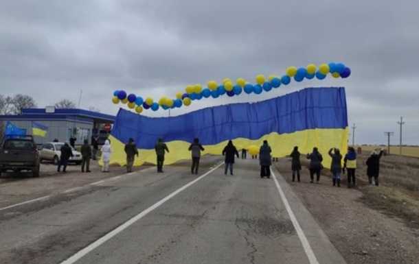 В сторону Криму запустили український прапор