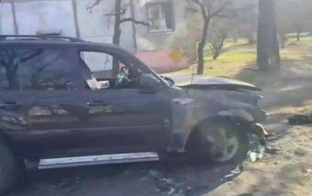 У Києві спалили позашляховик, що паркується на газоні