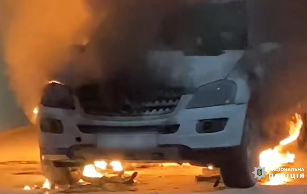 Підпал авто поліцейського на Херсонщині: встановлені замовник і організатор