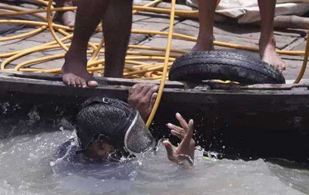 Пором з 50 пасажирами затонув у Бангладеш