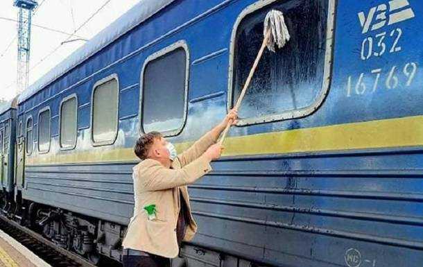 "Прибирати УЗ нелегко": обурений брудом іноземець помив вікно поїзда