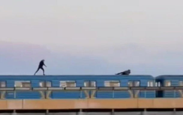 У Києві два екстремали проїхалися на даху метро