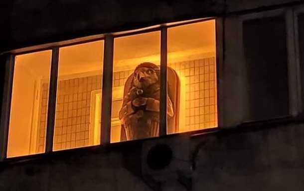 На балконі київської багатоповерхівки помітили "єгипетський саркофаг"