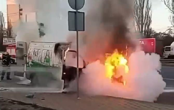 Палаючий мікроавтобус у Києві потрапив на відео