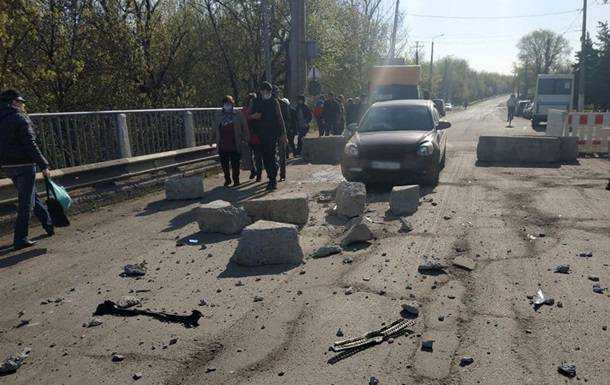 У Слов'янську авто знесло бетонний блок на мосту