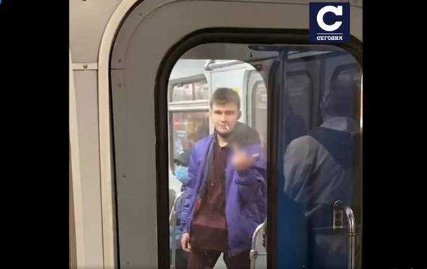У Києві ще один пасажир метро закурив у вагоні