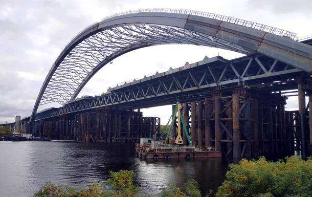 Підрядника Подільського моста в Києві піймали на несплаті податків - ДФС