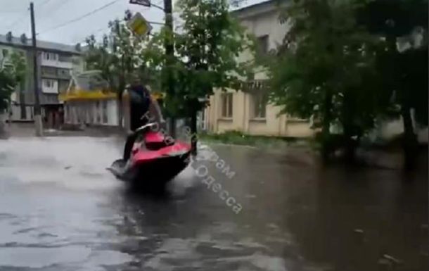 Затопленими вулицями Житомира плавають на скутерах