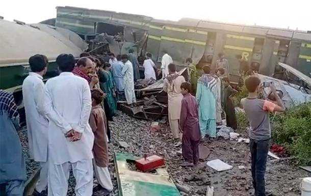 У Пакистані зіткнулися потяги: загинули понад 30 людей