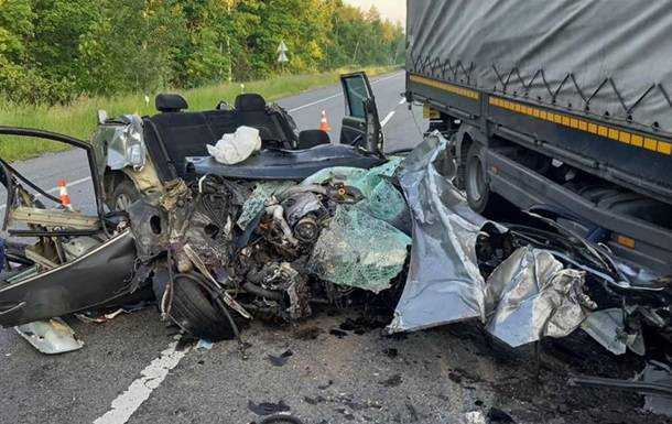 Смертельна ДТП під Києвом: легковик зіткнувся з вантажівкою