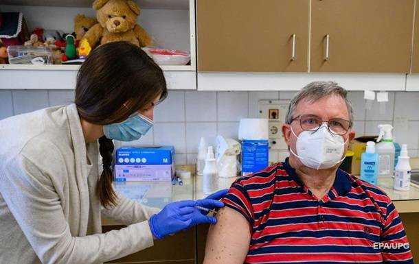 У Німеччині вакциновано більше половини населення