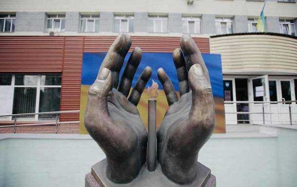У Києві померлим від COVID-19 медикам відкрили пам'ятник