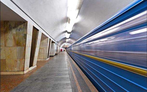 У Києві призупинили синю гілку метро: під потяг потрапила людина