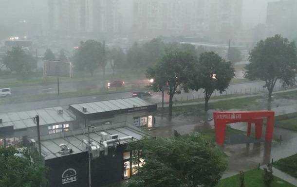 У Львові посеред дня потемніло від потужної бурі