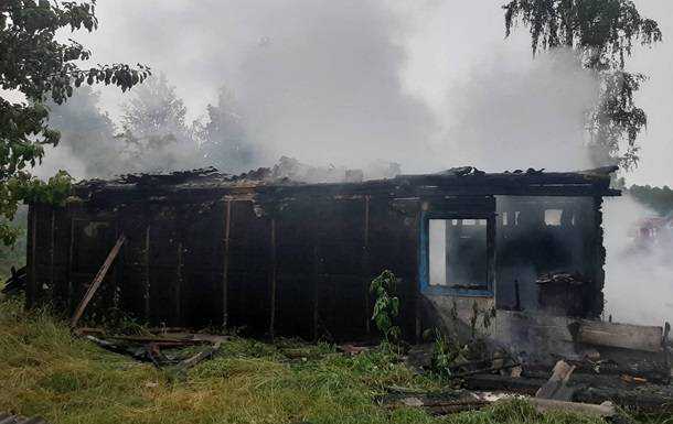 На Житомирщині після удару блискавки згорів житловий будинок