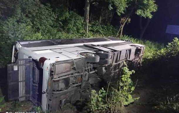 На Рівненщині перекинувся рейсовий автобус, 16 постраждалих