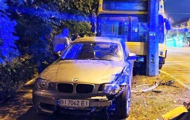 У Києві некерований автобус протаранив BMW і врізався у стовп