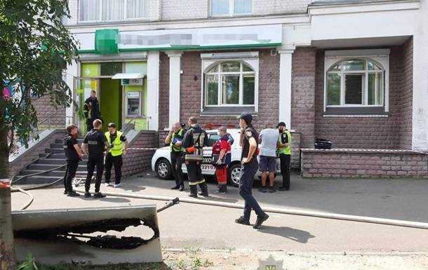 У Києві жінка з пістолетом і коктейлем Молотова напала на відділення банку