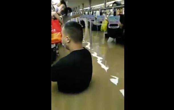 У Китаї зливи затопили тунель метро, 12 загиблих. ВIДЕО 18+