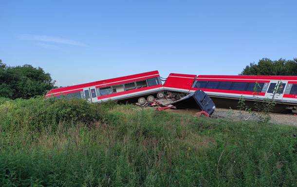 У Польщі поїзд врізався у вантажівку і зійшов з колії, є постраждалі