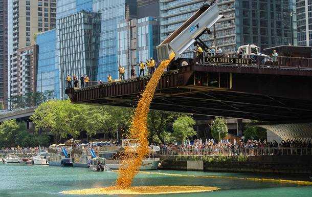 У Чикаго в річку скинули 70 тисяч гумових качок