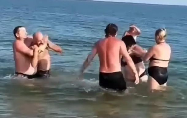 У Бердянську відпочивальники побилися через медуз