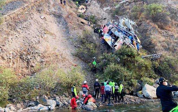 У Перу черговий автобус із пасажирами упав з висоти 200 метрів