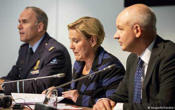Міністр оборони Нідерландів пішла у відставку слідом за главою МЗС