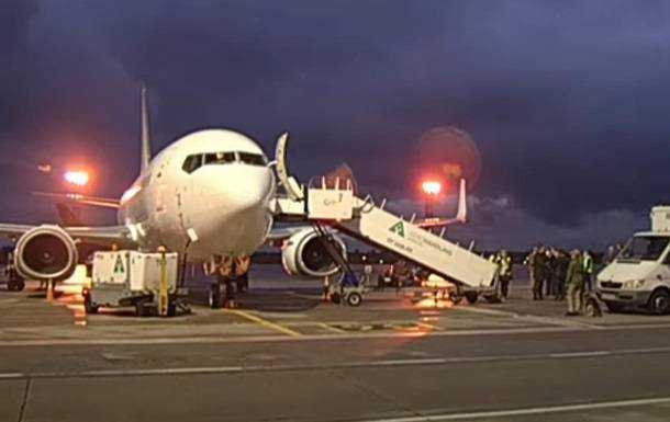 До Києва прибув літак з евакуйованими з Кабула