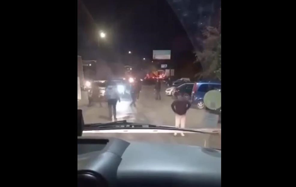 На кордоні водії фур побилися з "рекетирами"