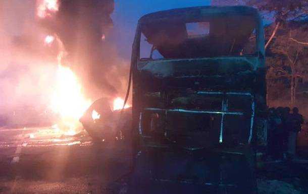 У Зімбабві автобус з пасажирами згорів після зіткнення з бензовозом