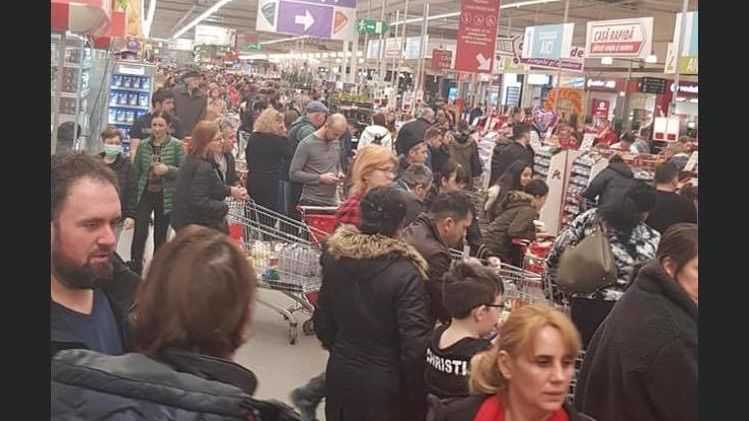 В Румынии из-за коронавируса в супермаркетах раскупили все запасы еды