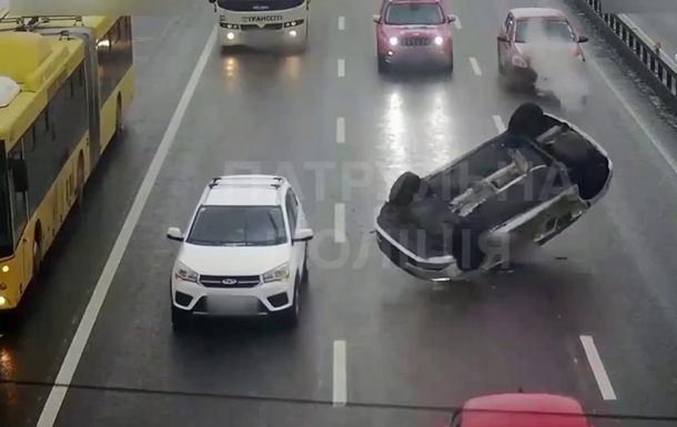 З'явилося відео ДТП з авто, що перекинулося в Києві