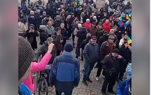 Мешканці Мелітополя вийшли на масовий мітинг проти військ РФ