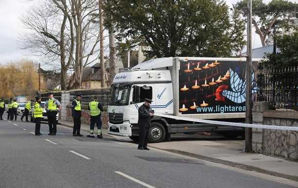 У Дубліні вантажівка знесла ворота посольства Росії