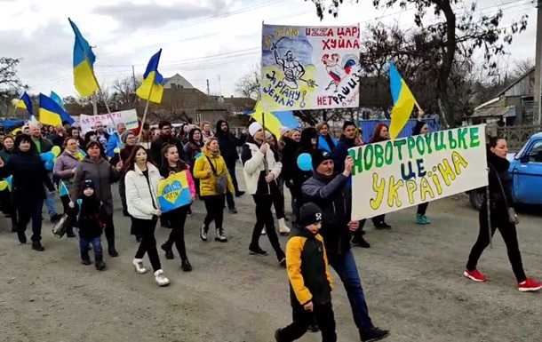 У Новотроїцькому на Херсонщині люди вийшли на мітинг проти окупантів