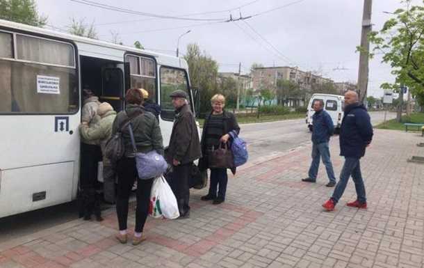 Військові РФ обстріляли на Луганщині автобус із евакуйованими