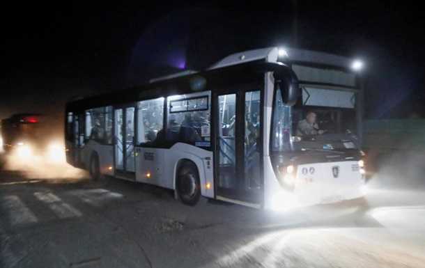 З Азовсталі виїхали автобуси з бійцями - Reuters