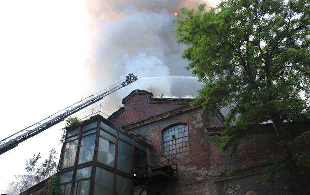 Пожежу на заводі в Харкові гасили понад сім годин